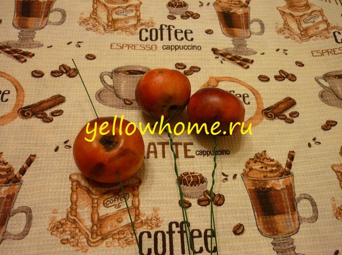 Jesienne detale: Wieniec Zbliżenie na detale: wieniec z liści klonu i małych jabłek.