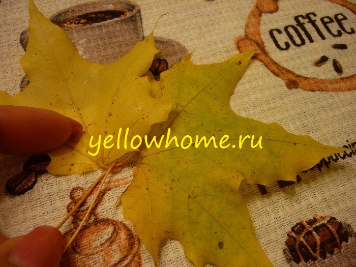 Dekoracyjny wieniec DIY Jesienny wieniec na głowę DIY z elementami dekoracyjnymi i liśćmi.