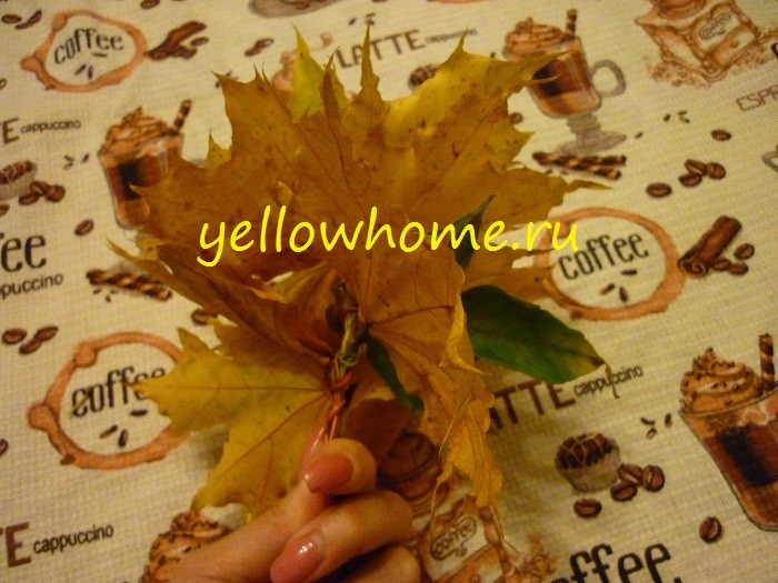 Mocowanie: Liście i jabłka Sposób mocowania liści i jabłek do bazy wieńca krok po kroku.