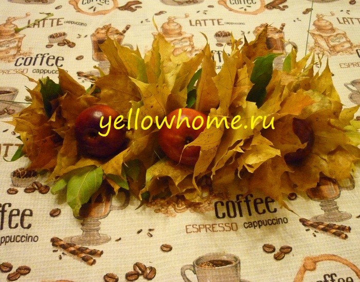 Stylizacja z wieńcem Kobieta nosząca jesienny wieniec z liści klonu i jabłek - stylizacja.