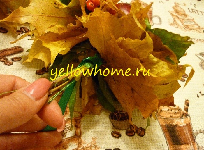 Rękodzieło: wieniec jesienny Jesienne rękodzieło: Tworzenie wieńca z liści na głowę DIY
