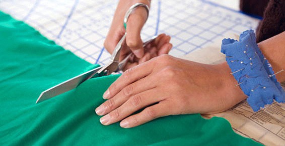 Światło i cień Inspiracje: Półprzezroczyste zasłony DIY w stylu śródziemnomorskim rozjaśniające wnętrze w 2026.