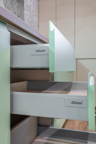 Okucia Blum – jakość Okucia Blum: przykład wysokiej jakości wyposażenia kuchni na zamówienie.