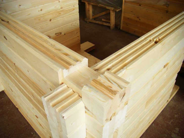 Szybki montaż, solidny dom Szybki montaż domu z klejonego brúsu – idealne rozwiązanie dla sprawnej budowy.