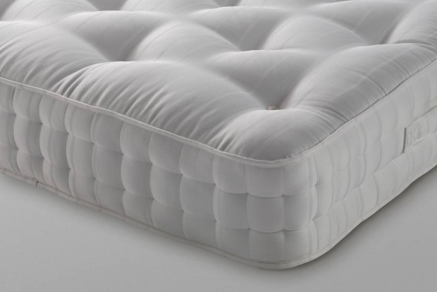 Flok – obicie materaca Obicie materaca z floku, materiału nieprzepuszczalnego dla powietrza i wilgoci, idealne dla alergików.