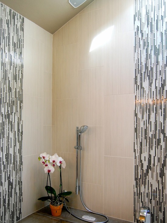 Nowoczesne wzory płytek Aranżacja łazienki z płytkami: przykłady nowoczesnych wzorów i faktur w różnych kolorach.