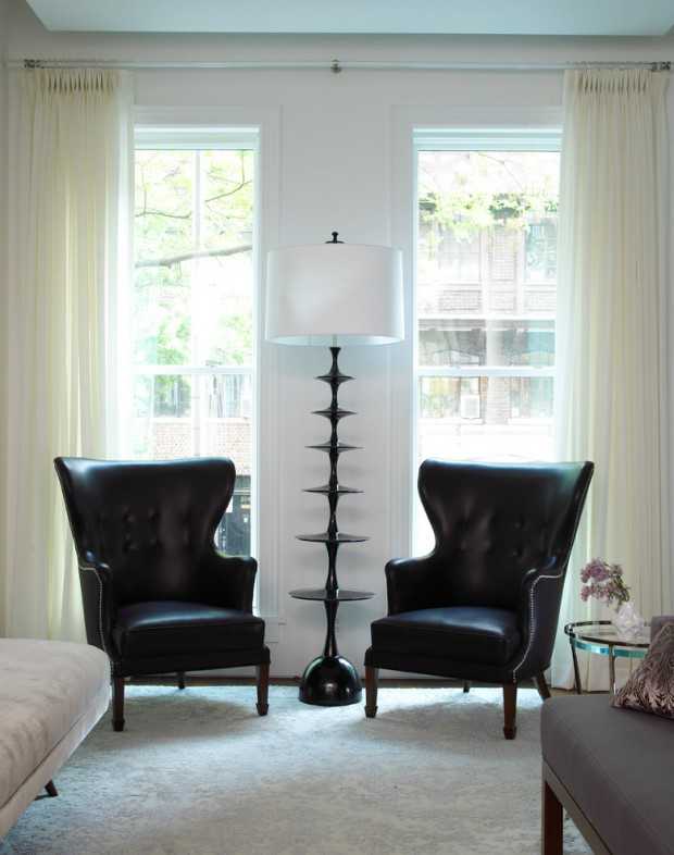 Salon przejściowy: oświetlenie Przejściowy salon z oświetleniem wizualnie podnoszącym sufit w niskim pomieszczeniu.