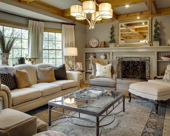 Tradycja i światło punktowe Tradycyjny salon z oświetleniem punktowym w niskim pomieszczeniu, wizualne powiększenie przestrzeni.