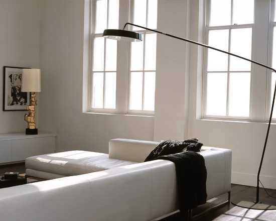 LED: Powiększ Przestrzeń Elegancki salon z niskim sufitem i nowoczesnym oświetleniem LED, wizualnie powiększającym przestrzeń.