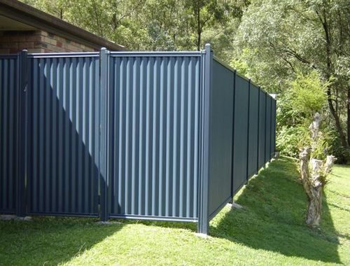 Ogrodzenie idealne 2026: Drewno czy blacha? Porównanie i ceny — Ogrodzenie działki