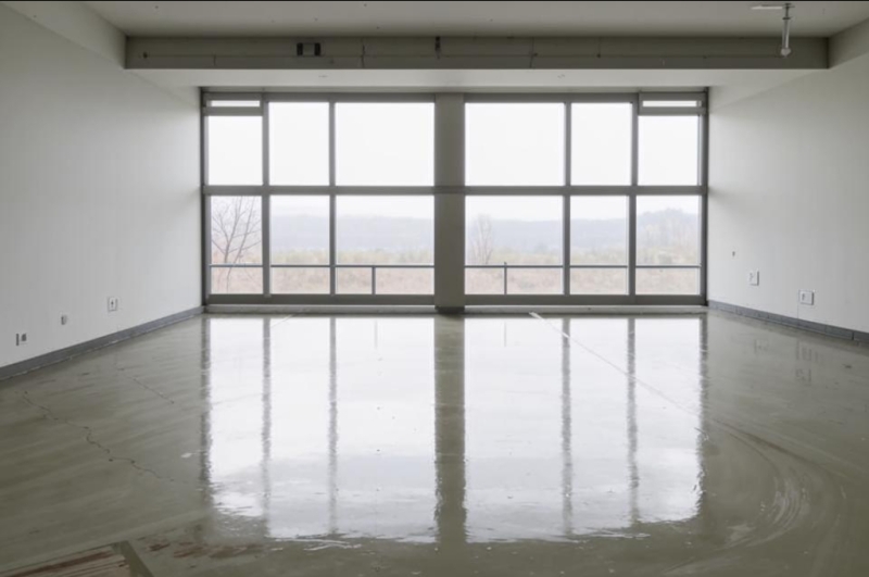 Równanie podłogi wylewką Masa samopoziomująca rozprowadzana na nierównej podłodze. Przygotowanie podłoża pod wylewkę.