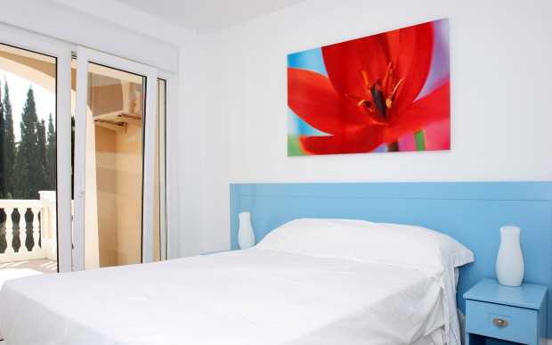 Obraz w przestrzeni jadalni Obraz w jadalni: aranżacja wnętrz 2026 z elementami sztuki nowoczesnej i minimalistycznego designu.