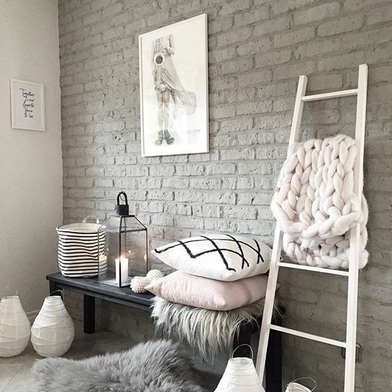 Loftowy salon z cegłą Nowoczesny salon z ceglaną ścianą i szarą sofą, idealny dla loftowego designu.