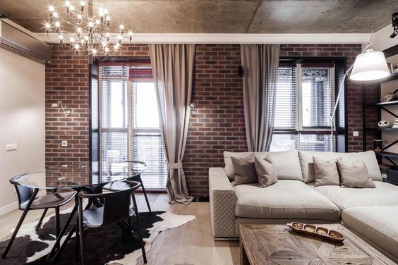 Cegła i kominek: idealne Salon z imitacją cegły na ścianie: przytulne i stylowe wnętrze z kominkiem.