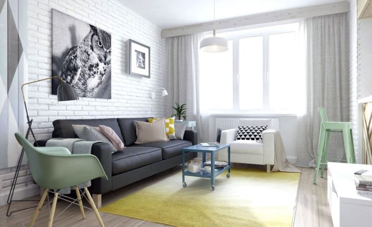 Przytulny salon z cegłą Salon z ceglaną ścianą i kominkiem, przytulne wnętrze z naturalnym światłem