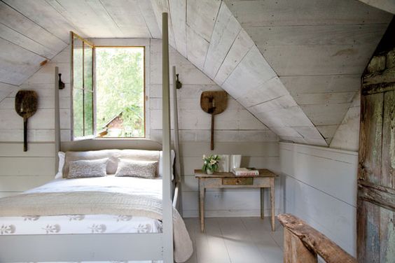 Zieleń na poddaszu Poddasze z roślinami doniczkowymi, ożywiającymi przestrzeń i dodającymi świeżości.