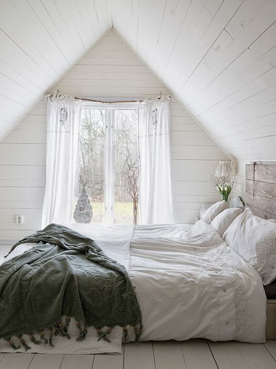 Poddasze przez cały rok Stylowe poddasze z dekoracjami tekstylnymi i oświetleniem, tworzące przytulne wnętrze przez cały rok