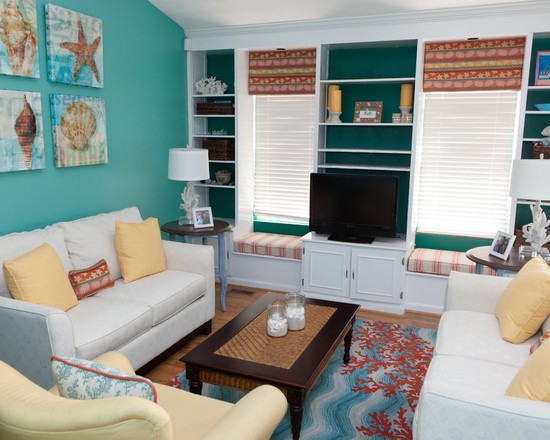 Koralowy Małe Mieszkanie Koralowy w małym mieszkaniu: optyczne powiększenie przestrzeni dzięki koralowym dodatkom.