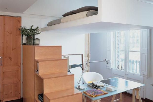 Loftowe łóżko Nowoczesne łóżko pod sufitem w loftowym mieszkaniu, oszczędzające przestrzeń w 2026 roku.