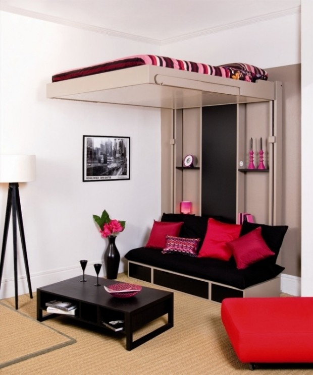 Przytulne łóżko Łóżko pod sufitem z lampkami nocnymi, przytulna przestrzeń do spania w małym mieszkaniu w 2026.