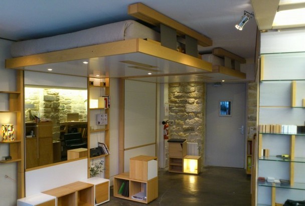 Przechowywanie pod łóżkiem Łóżko pod sufitem z przestrzenią do przechowywania, sprytne rozwiązanie do małego mieszkania w 2026.