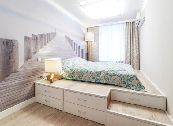 Łóżko-podium: przestrzeń i styl Łóżko-podium z miejscem do spania i szufladami: idealne rozwiązanie do przechowywania w małym mieszkaniu.