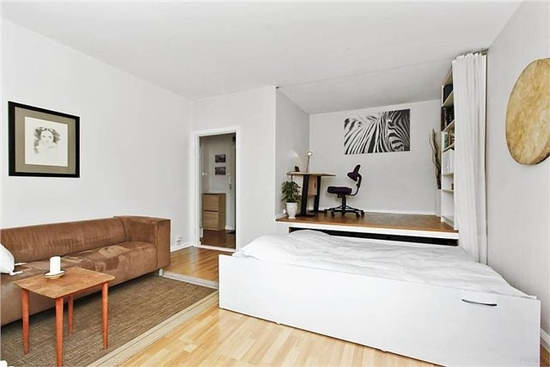 Wysuwane łóżko DIY Wysuwane łóżko na platformie w małym mieszkaniu, oszczędzające przestrzeń