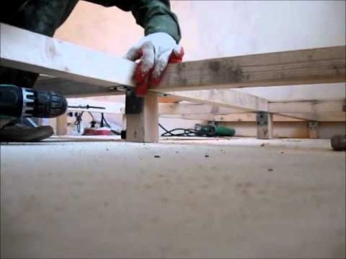 Mocowanie ramy DIY Schemat mocowania ramy łóżka na platformie do ścian w małym mieszkaniu