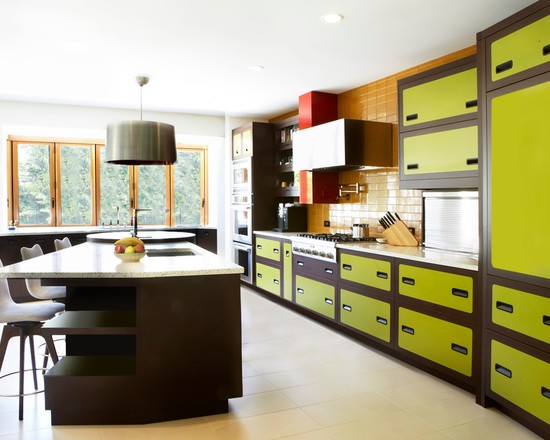 Późny Modernizm Retro Przestronna kuchnia w stylu późnego modernizmu z elementami retro i industrialnymi