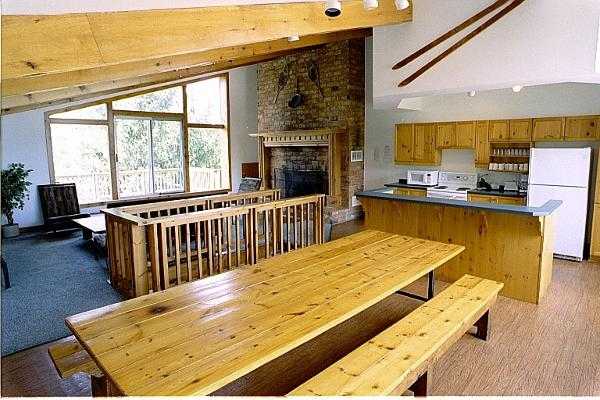 Masywne drewno w kuchni Kuchnia w stylu chalet: masywne drewniane elementy i rustykalne wykończenie ścian tworzą przytulny klimat.