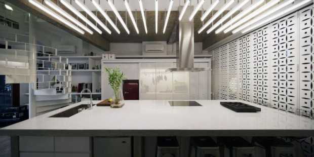 Loft z cegłą Nowoczesne mieszkanie loftowe w industrialnym stylu z widoczną surową cegłą na ścianie.