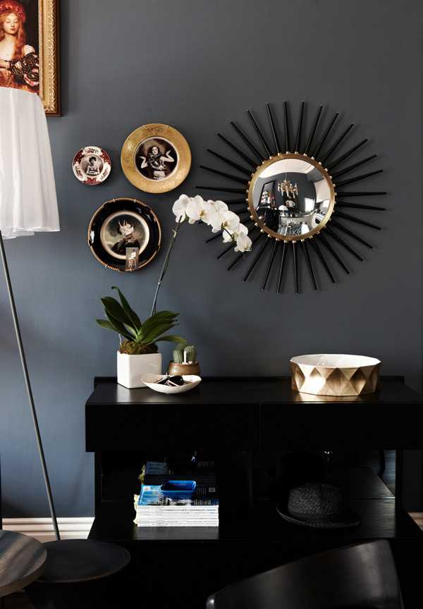 Światło i design Oryginalne oświetlenie 2026: lampa podłogowa w salonie z ciemnymi ścianami i designerską sofą.