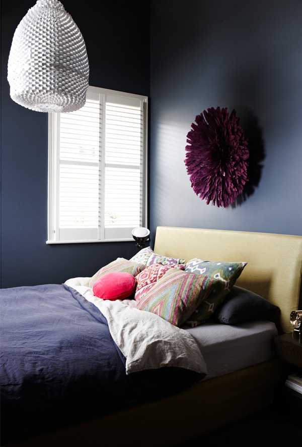 Salon z duszą Designerskie meble do mieszkania 2026: salon z ciemnymi ścianami i oryginalnym oświetleniem.