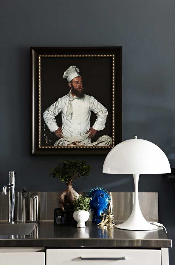 Inspiracje artystyczne Mieszkanie artysty 2026: przestronny salon z designerskimi meblami i unikalnym oświetleniem.