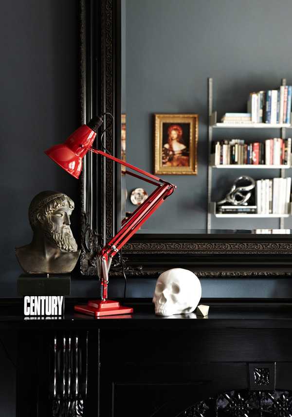 Galeria w mieszkaniu Mieszkanie artysty 2026: galeria sztuki z ciemnymi ścianami i odpowiednim oświetleniem.