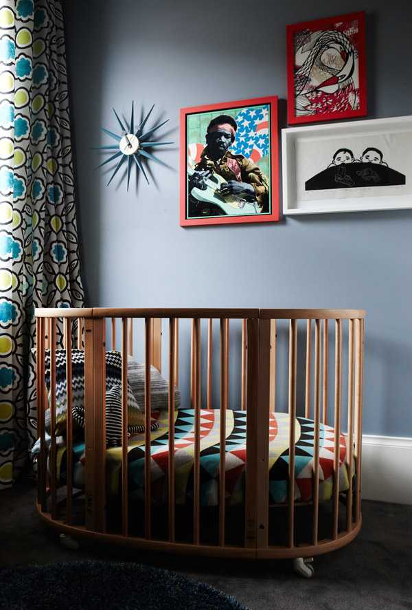 Salon relaksu Designerskie meble 2026: stolik kawowy w salonie z ciemnymi ścianami i wygodną sofą.