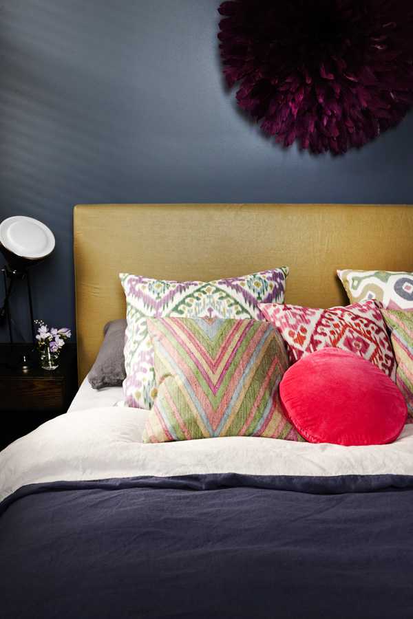 Oświetlenie jadalni Oryginalne oświetlenie 2026: lampa wisząca nad stołem w jadalni z ciemnymi ścianami.