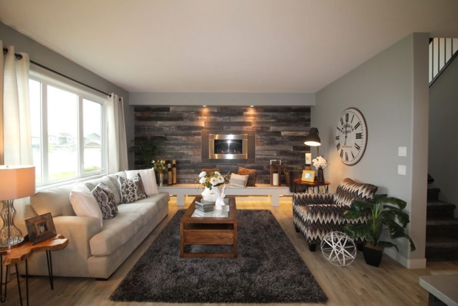 Laminat i światło Elegancki salon z panelami laminowanymi na ścianie i stylowym oświetleniem.