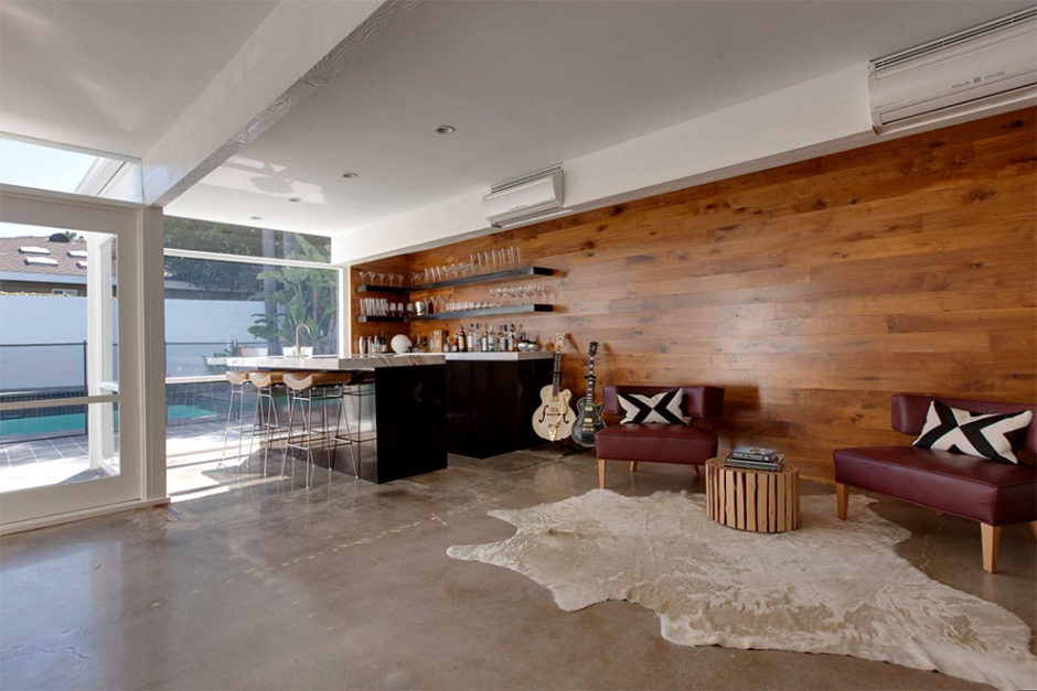 Akustyczny laminat Laminat na ścianie salonu jako element dekoracyjny i izolacja akustyczna.