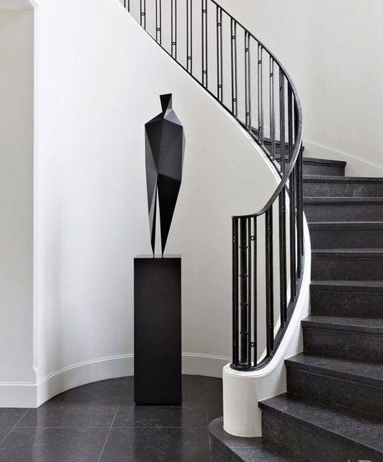 Schody do mieszkania Schody do małego mieszkania: kompaktowe rozwiązanie z drewnianymi stopniami.