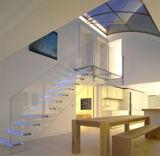 Metal i drewno - klasa Schody metalowe z drewnianymi stopniami w nowoczesnym domu, estetyczne wykonanie.