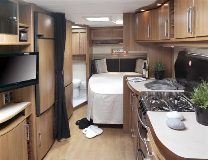 Jasny i przestronny domek Mały domek letniskowy z dużymi oknami wpuszczającymi dużo naturalnego światła. Domy szkieletowe.