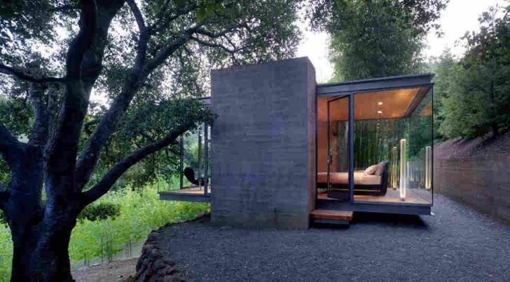 Sypialnia w domku Aranżacja sypialni w małym domku letniskowym z wygodnym łóżkiem i stylowymi dodatkami.