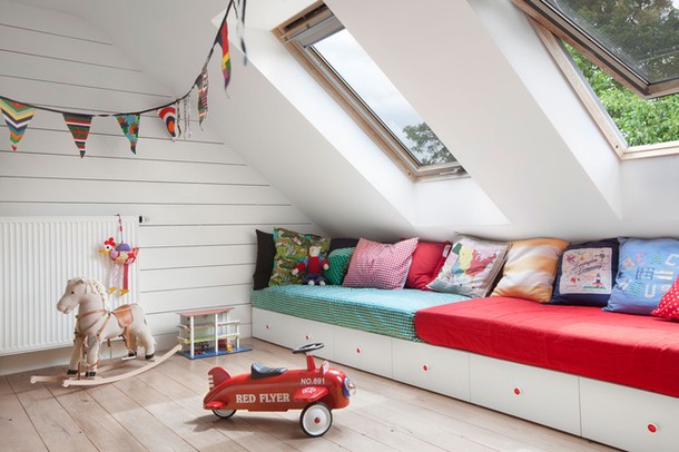 Domek z tarasem Mały domek na działce z tarasem i miejscem do wypoczynku na świeżym powietrzu. Domy szkieletowe.