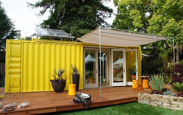 Styl skandynawski w domku Aranżacja wnętrza małego domku letniskowego w stylu skandynawskim z jasnymi kolorami i drewnem.