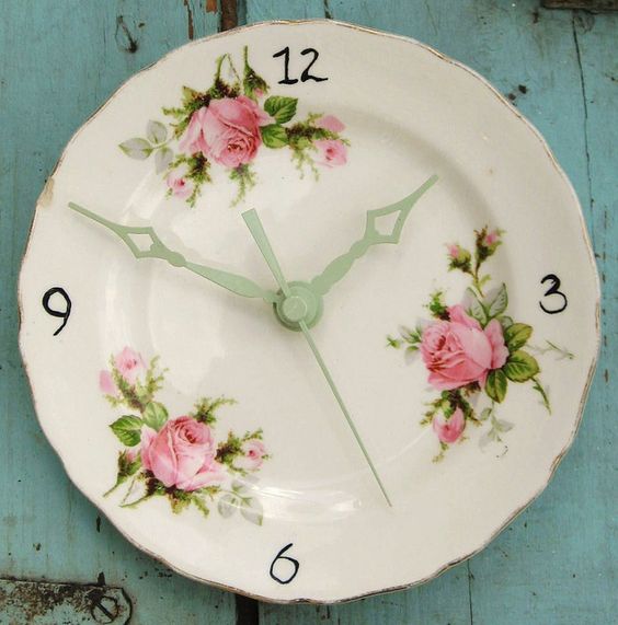 Pomysłowy Zegar Pomysłowy zegar DIY: zegar ścienny wykonany z oryginalnych materiałów