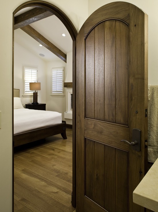 Oryginalne drzwi panelowe Drzwi panelowe z zaokrąglonym otworem w nowoczesnym wnętrzu, idealne do małego mieszkania.