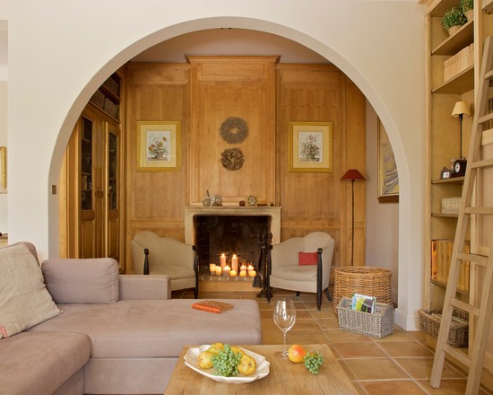 Prowansalski salon: Otwarta przestrzeń Szerokie przejście w salonie w stylu prowansalskim z elementami z naturalnego lnu.