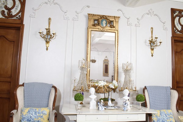 Prowansalski salon: Francuski szyk Dekoracyjne listwy ścienne w salonie prowansalskim dodają francuskiego szyku.