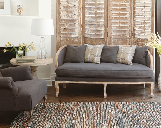 Prowansalski salon: Delikatne detale Salon w stylu prowansalskim z meblami na drewnianych nóżkach i parawanem.